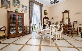 De Vivo Realty - Coco'S Apartments
